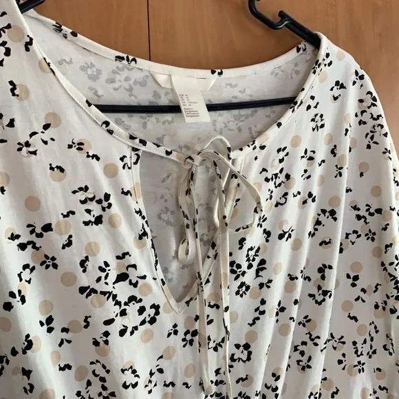 H&M dress. White with tan dots and black flowers. 100% cotton size Medium. - Picture 4 of 8